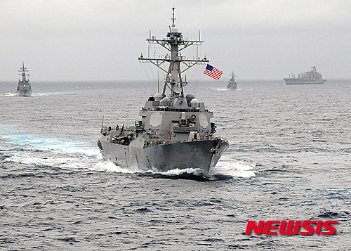 【서울=뉴시스】 미군 해군 이지스 미사일 구축함 라센호가 남중국해 수역을 항행하고 있다.(사진 출처 : 미국 해군 홈페이지) 2015.10.28