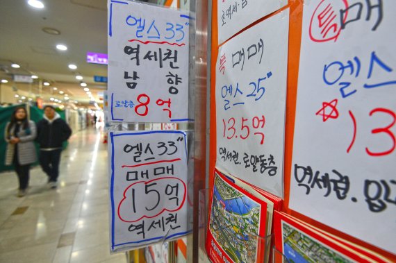 18일 서울부동산정보광장에 따르면 서울 아파트 3월 매매 거래량(17일 신고일 기준)은 862건으로 하루 평균 50.7건에 그쳤다. 이런 추세라면 3월 한 달 동안 서울 아파트 거래량은 1572건으로 2006년 실거래가 조사 이래 3월 거래량으로는 역대 가장 적은 거래량을 기록할 전망이다.