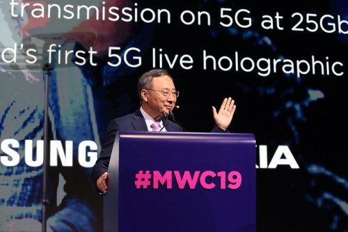 황창규 KT 회장이 지난달 25일 스페인 바르셀로나에서 개막한 'MWC 2019'에서 '마침내 5G와 차세대 지능형 플랫폼을 실현하다'를 주제로 기조연설(Keynote Speech)을 하고 있다. KT 제공