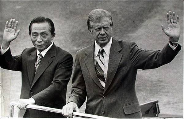 박한식 교수는 1976년 미국 대통령 선거에 나선 카터에게 주한미군을 비롯한 해외 미군 철수정책을 조언했고 카터는 공약으로 채택해 당선됐다. 1979년 6월29일 방한한 카터(오른쪽)는 박정희(왼쪽) 대통령에게 실제로 주한미군 철수계획을 밝혀 파문을 일으켰다. <한겨레> 자료사진