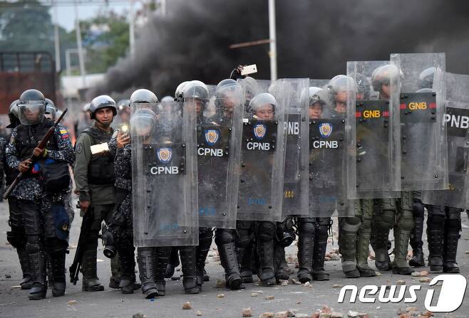 베네수엘라-콜롬비아 국경에 배치된 베네수엘라 경찰들. © AFP=뉴스1