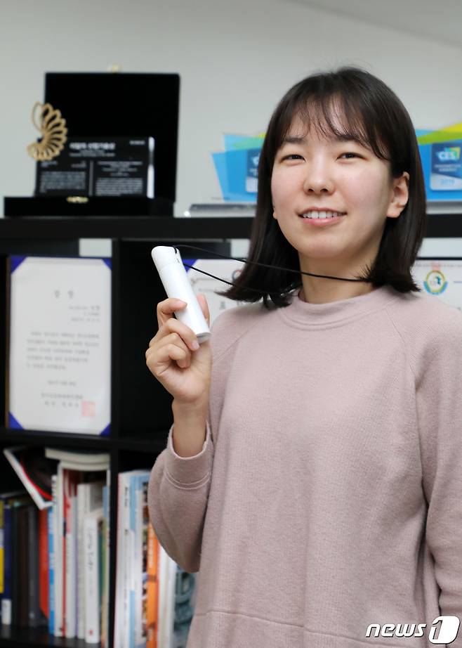 아프리카 아동 노동문제 해결의 도움이 될 태양광충전시스템 '솔라카우'를 개발한 기업 요크(YOLK)의 장성은 대표가 13일 오후 경기도 의왕시 인덕원 IT밸리에서 뉴스1과 인터뷰에 앞서 포즈를 취하고 있다. 2019.3.13/뉴스1 © News1 조태형 기자