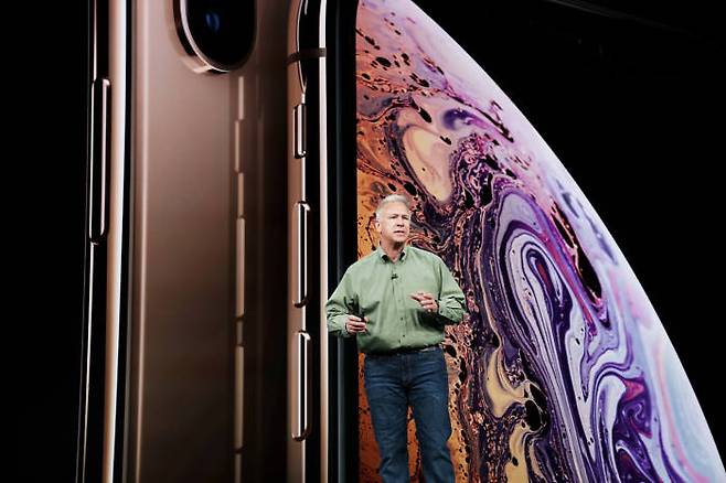 작년 9월 행사에서 필 쉴러 애플 수석부사장이 신형 아이폰을 소개하고 있는 모습(자료: 애플)
