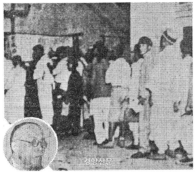 창씨개명을 위해늘어선 군중. 왼쪽 원 안의 인물은 창씨개명에 앞장선 이승우.|경향신문 자료사진