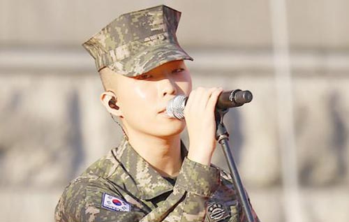 악동뮤지션 멤버 이찬혁 병장이 작년 9월 '9·28서울 수복 기념식'에서 노래를 부르고 있다. /해병대