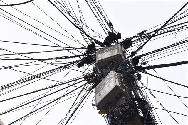 18일 서울 서대문구의 한 통신주에 각종 통신선이 방사형으로 뻗어 있다.