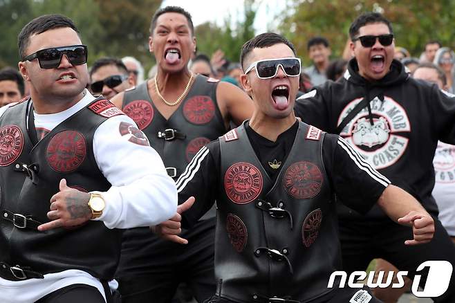 뉴질랜드 국민들이 22일(현지시간) 마오리족 전통 춤인 '하카'를 추면서 총기테러 희생자를 추모하고 있다. © AFP=뉴스1