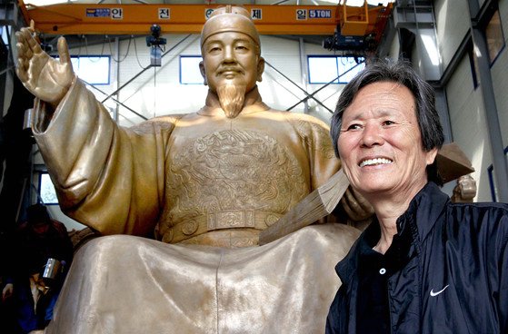 2009년 세종대왕 동상을 제작을 끝낸 김영원 조각가가 동상 앞에서 웃고 있다. [중앙포토]