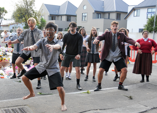 뉴질랜드 학생들이 지난 20일 이슬람사원 총격사건의 희생자들을 애도하기 위해 하카춤을 추고 있다. 크라이스트처치=신화통신연합뉴스 