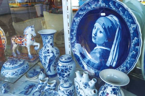 델프트 시내 도자기 가게의 '귀걸이를 한 소녀' 접시 ⓒ 조용준 제공