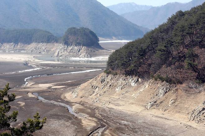 2015년 3월 극심한 봄 가뭄으로 바닥을 드러낸 소양댐 상류. [중앙포토]