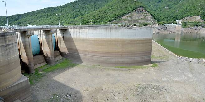 2017년 5월 가뭄으로 댐 수문이 드러난 충남 보령댐. [중앙포토]