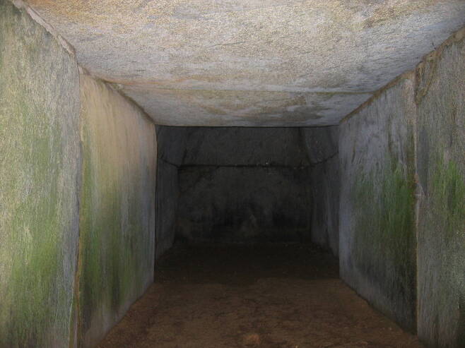 일본 나라에 있는 이와야야마 고분의 무덤방으로 이어지는 긴 통로. 무덤을 만든 뒤 가족이 숨지면 문을 열고 다시 무덤방에 묻는 방식이며, 기나이형 석실로 불린다. 이 기나이형 석실은 백제에서 유래했다. 권오영 교수 제공