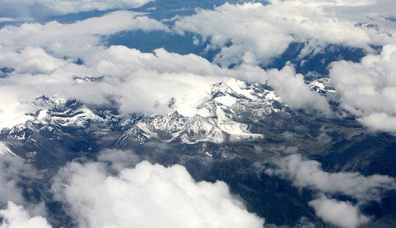 청두에서 라싸로 가는 비행기에서 본 티벳의 눈덮힌 산의 모습. [중앙포토]
