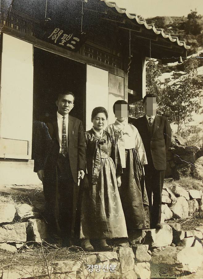 송 할머니(왼쪽에서 두 번째)가 30대 시절 찍은 사진. 딸은 “엄마는 웃는 사진이 없다”고 말했다. / 우철훈 선임기자