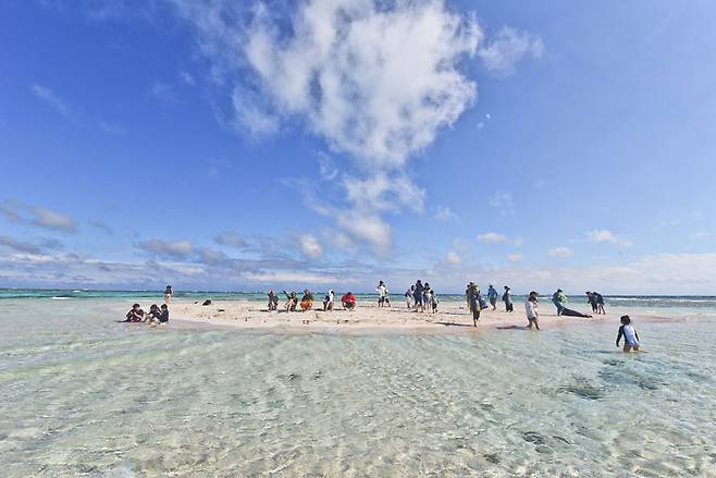 요론섬 최고의 명소인 유리가하마. 썰물 때만 모습을 드러내는 산호섬이다
