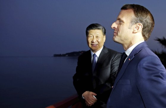 시진핑 중국 국가주석(왼쪽)은 프랑스 남부로 마중을 나온 에마뉘엘 마크롱 대통령을 만나 지중해 해안을 산책하면서 "이 곳이 참 편하다"고 말했다. [AP=연합뉴스]