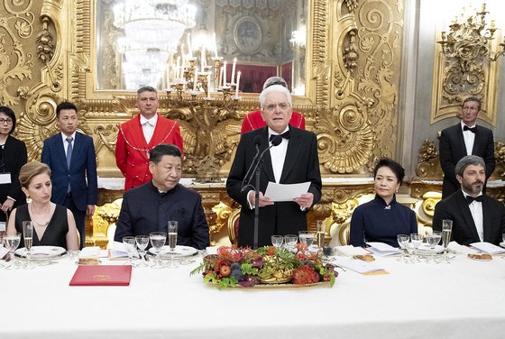 세르지오 마타렐라 이탈리아 대통령(가운데)이 주최한 국빈 만찬에 참여한 시진핑 중국 국가주석 [EPA=연합뉴스]