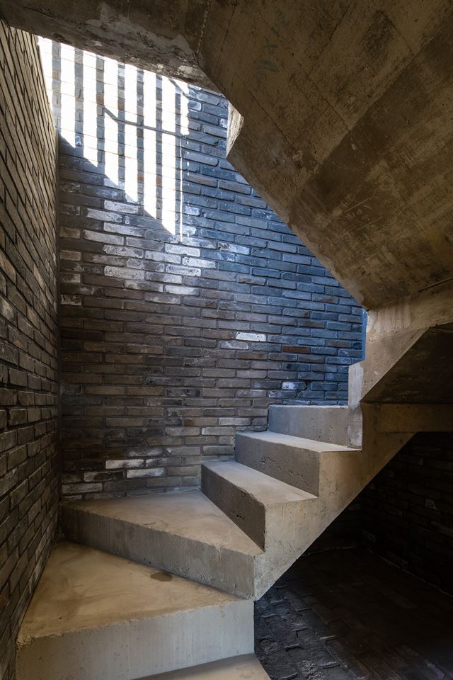 지하1층에서 1층으로 올라가는 현관 계단. 건축가는 나선형 계단을 이용해 지하로 들어가서 지상으로 솟아오르는 느낌을 주고 싶었다고 했다.