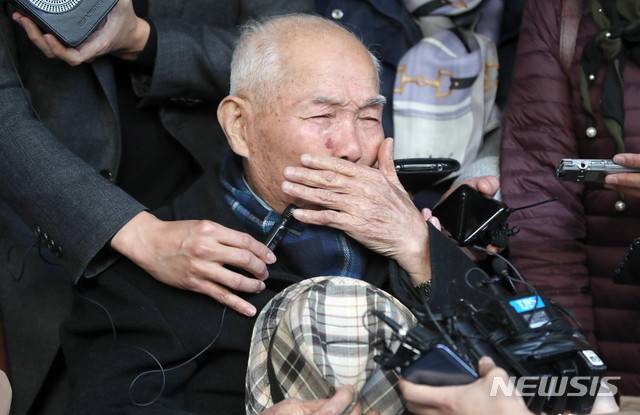 【서울=뉴시스】김선웅 기자 = 지난해 10월30일 강제징용 피해자 이춘식 씨가 서울 서초구 대법원에서 열린 일제강제동원 피해자들의 신일철주금에 대한 손해배상 청구소송 재상고심 선고 이후 기자회견을 하며 눈물을 흘리고 있다. 2018.11.03. mangusta@newsis.com