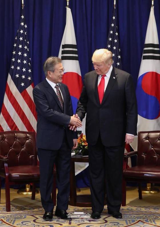 문재인 대통령과 도널드 트럼프 미국 대통령이 24일 오후(현지시간) 미국 뉴욕 롯데뉴욕팰리스호텔 허버드룸에서 열린 한미정상회담에서 악수를 하고 있다. (청와대 페이스북) 2018.9.25/뉴스1 <저작권자 © 뉴스1코리아, 무단전재 및 재배포 금지>