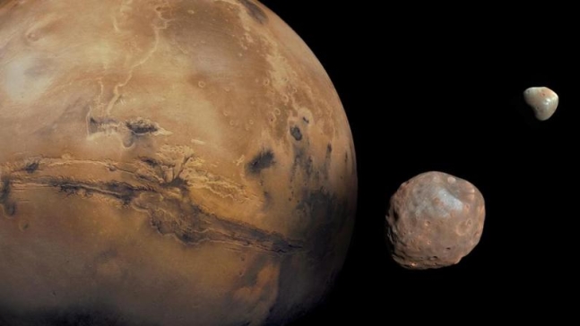 화성과 두 개의 달, 포보스, 데이모스
