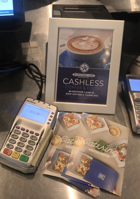 커피숍 블루스톤 레인 매장 곳곳에는 현금을 받지 않는다는 뜻의 ‘Cashless’ 안내문이 붙어 있다.