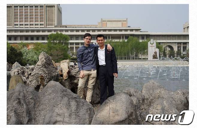 북한에서 공부 중인 호주 학생 알렉 시글리(왼쪽). (출처=통일투어 홈페이지 갈무리) © 뉴스1