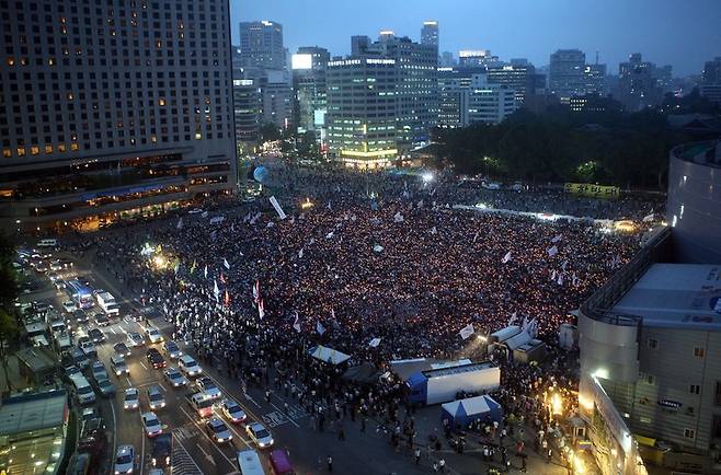 공자와 그의 제자들 역시 그 시대 거리에 나선 운동권들이었다. 그들 역시 부패한 시대를 개탄하며 새로운 시대의 도래를 꿈꾸었으나, 386세대와 달리 집권에 실패한다. 사진은 2009년 6·10민주항쟁 22돌을 기념해 서울시청 앞 광장에서 열린 ‘6월항쟁 계승·민주회복을 위한 범국민대회’에서 광장을 메운 시민들이 촛불을 들고 있는 모습. 신소영 기자 viator@hani.co.kr