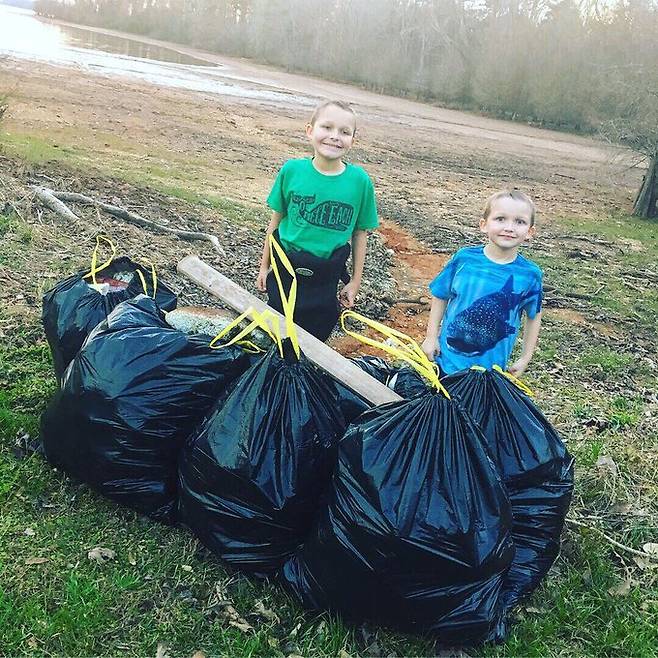 미국 켄터키 주 테네시 강가에서 아이들과 함께 챌린지에 참여한 여성은 한 시간 만에 쓰레기봉투 7개를 가득 채웠다고 말했다. [인스타그램]