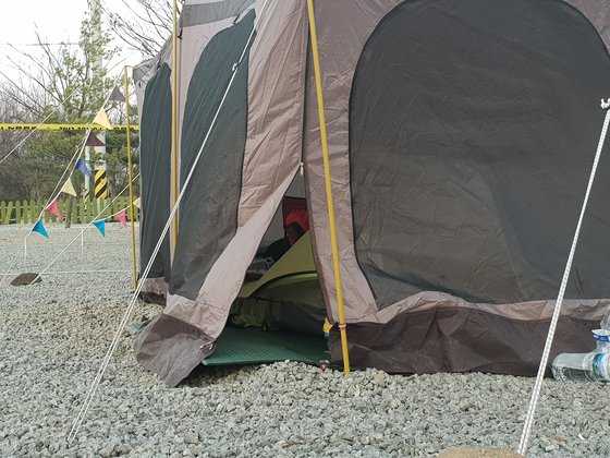 1일 일가족 3명이 숨진 경기도 연천군의 한 오토캠핑장 내 텐트. 전익진 기자