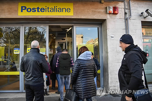 지난 3월 초, 기본소득을 신청하기 위해 우체국으로 들어서는 이탈리아 로마 시민들