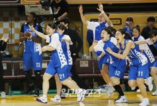 2017~2018시즌 우승 당시 환호하는 우리은행 선수단의 모습. IS포토