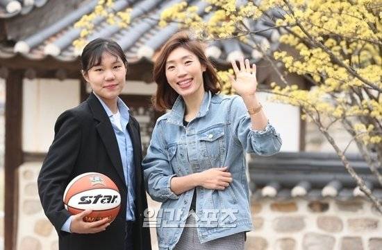 평생 기억에 남을 시즌을 마친 두 선수. 박지현에게는 짧고 강렬한, 임영희에게는 오래도록 남을 시즌이었다. 양광삼 기자