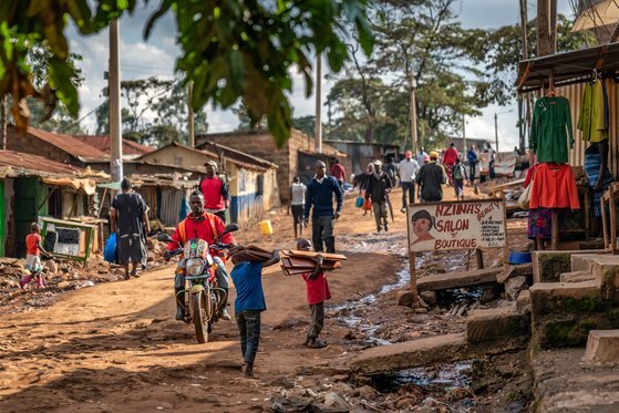 세계 3대 빈민가로 불리는 케냐 키베라 길거리의 모습 [사진 한국컴패션]