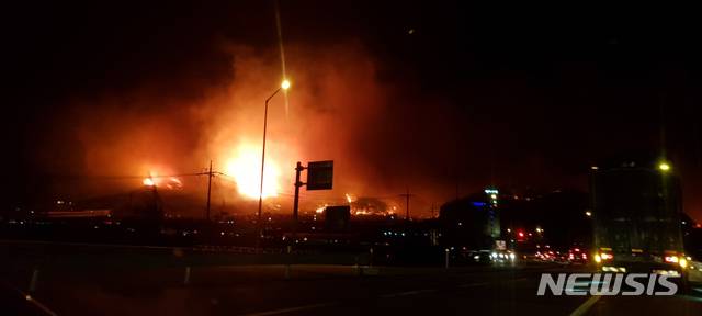 【강릉=뉴시스】김경목 기자 = 4일 오후 11시46분께 강원 강릉시 옥계면 남양리 야산에서 발생한 산불이 동해시 망상동 일대로 번지고 있다. 2019.04.05. (사진=독자 제공)photo@newsis.com