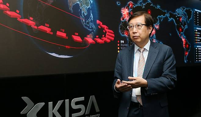 4차 산업혁명 시대에는 사이버 침해 공격에 대응하는 보안이 중요하다고 강조한 김석환 KISA 원장.