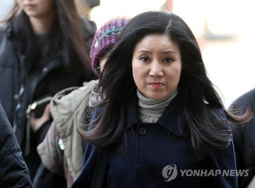 케어 박소연 대표 경찰 출석 (서울=연합뉴스) 박동주 기자 = 구조동물 안락사 논란을 빚은 동물권단체 '케어' 박소연 대표가 14일 오전 피의자 신분으로 조사받기 위해 서울 종로경찰서로 출석하고 있다. 2019.3.14 pdj6635@yna.co.kr