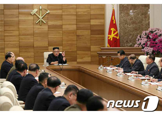 김정은 북한 국무위원장이 정치국 확대회의를 주재하고 있다고 노동신문이 10일 전했다. (노동신문 제공) 2019.4.10 © 뉴스1