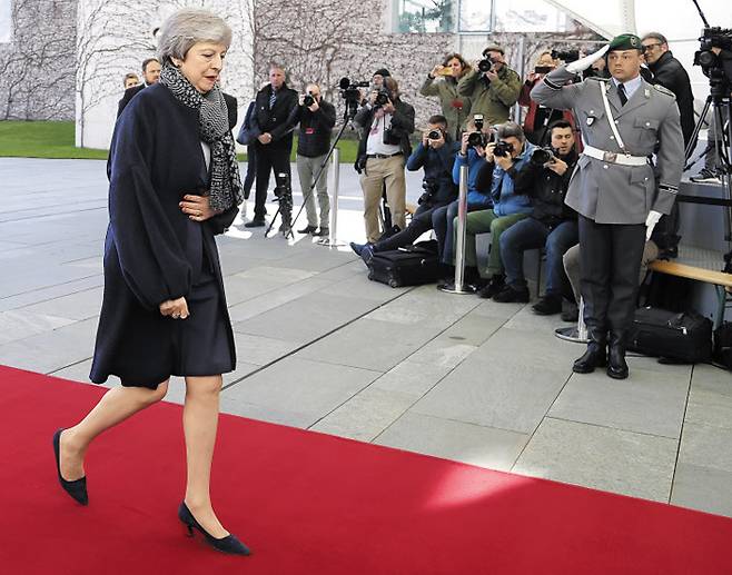 9일(현지 시각) 테리사 메이 영국 총리가 앙겔라 메르켈 독일 총리 관저로 걸어 들어가고 있다. 이날 메르켈은 메이를 마중나오지 않았다. /AP 연합뉴스