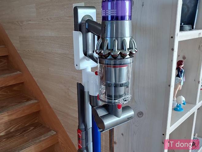 스탠드형 거치대에는 본체와 여러 구성품을 거치할 수 있다