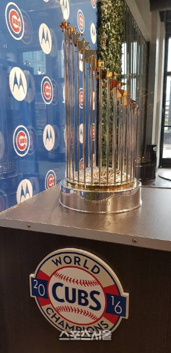 리글리 필드에 전시된 시카고 컵스의 2016년 월드시리즈 우승트로피. 시카고 | 스포츠서울 이웅희기자