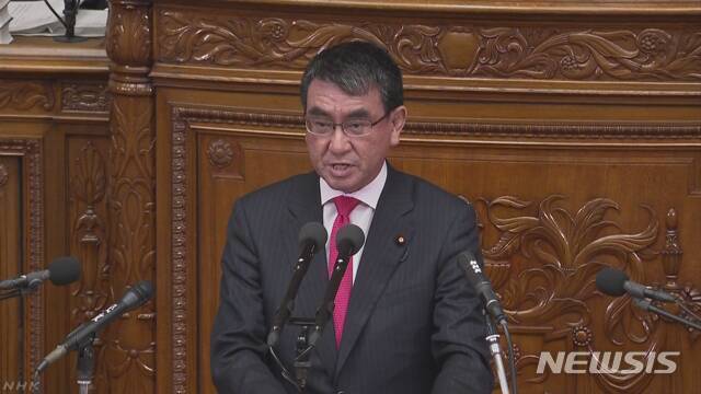 【서울=뉴시스】고노 다로 일본 외무상이 28일 중의원 본회의에서 외교연설을 하고 있다.(사진출처: NHK 홈페이지 캡쳐) 2018.01.28.