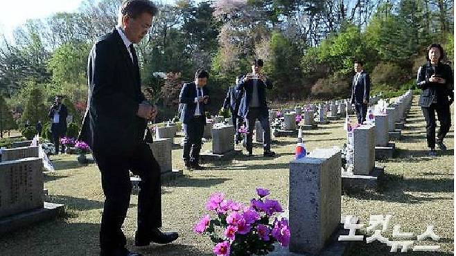 2017년 4월 19일, 당시 더불어민주당 문재인 후보가 서울 도봉구 국립 4.19민주묘지를 찾아 김주열 열사를 추모했다. (사진=이한형 기자)