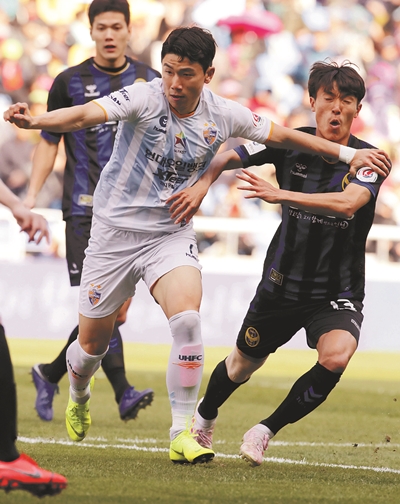 울산 현대의 김인성(가운데)이 14일 인천축구전용경기장에서 열린 K리그1 인천 유나이티드와의 경기에서 상대 수비수들과 치열한 볼다툼을 벌이고 있다. 한국프로축구연맹 제공
