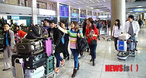 2013년 4월12일부터 14일까지 한국관광공사는 강원도 용평리조트와 공동으로 벚꽃이 한창인 4월 중순에 태국 관광객 1050여 명이 참가하는 눈썰매 대회를 개최했다. 태국 송크란 연휴를 맞아 April Snow Festival에 참가하기 위해 태국 관광객들이 인천공항에 입국하고 있다. (사진=한국관광공사 제공)