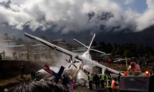 네팔 에베레스트산 관문인 루클라의 텐징 힐러리 공항에서 2019년 4월 14일 서미트 항공 소속 소형여객기와 헬리콥터가 충돌해 부서진 기체 사이에서 하얀 연기가 뿜어져 나오고 있다. /연합뉴스