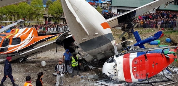 네팔 루클라의 텐징 힐러리 공항에서 2019년 4월 14일 서미트항공 소속 소형여객기가 이륙하던 중 활주로에 정차해있던 헬리콥터와 충돌했다. /연합뉴스