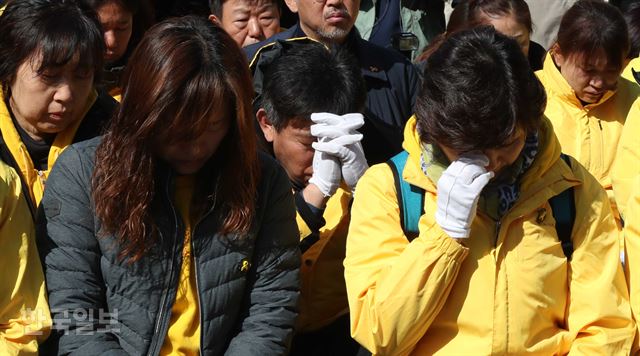 지난 3월 17일 오전 서울 광화문광장 세월호 참사 희생자 및 미수습자 분향소에서 289명의 영정사진을 서울시청 서고로 옮기는 '이안식'이 열려, 유가족들이 눈물을 보이고 있다. 오대근 기자