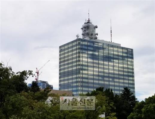 일본 도쿄 시부야의 NHK 방송센터. 일본 도쿄 시부야의 NHK 방송센터.